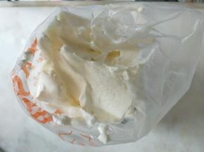 将打发好的淡奶油装入裱花袋中。