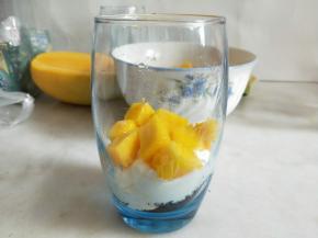 按照一层奥利奥碎、一层淡奶油、一层芒果的顺序组合起来。