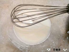 油和奶放入干净的碗里搅拌乳化