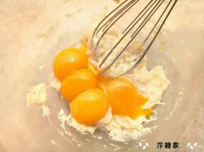 加入蛋黄，拌匀。
