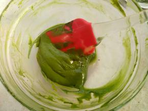 抹茶粉我这回用的是宇治的青岚。温水搅匀，水不用发多。取三分之一之前的蛋黄糊拌匀。