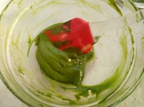抹茶粉我这回用的是宇治的青岚。温水搅匀，水不用发多。取三分之一之前的蛋黄糊拌匀。