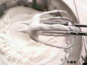蛋清分三次加糖打到尖角。