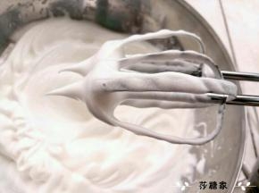 蛋清分三次加糖打到尖角。