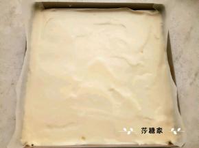 用阳晨的28*28烤盘，先把原味的糊倒入烤盘里，铺平震几下。