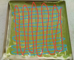 用手指头在糊里画蛇形，按图上的画法，蓝色方向画完把烤盘转90度再画红色，画的越密越好。画的时候暴力点，哈哈。