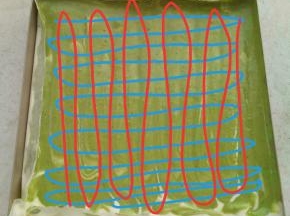 用手指头在糊里画蛇形，按图上的画法，蓝色方向画完把烤盘转90度再画红色，画的越密越好。画的时候暴力点，哈哈。