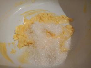 黄油软化以后，加入细砂糖，用打蛋器搅打至体积膨松。