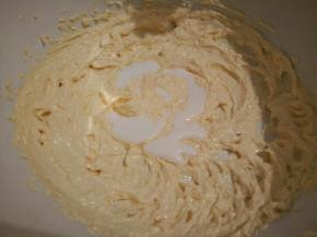 加入牛奶，继续搅打片刻至牛奶与黄油充分融合。