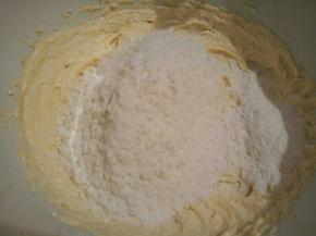 搅拌好以后筛入低筋面粉