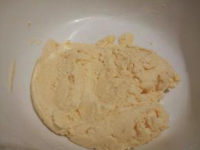 用刮刀翻拌均匀