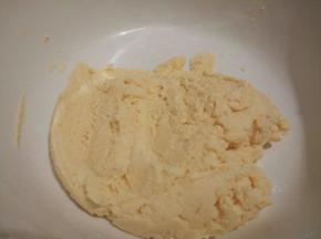 用刮刀翻拌均匀