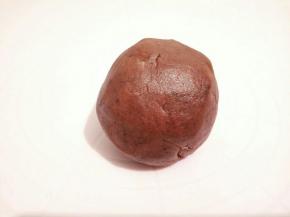  其中一个放6克可可粉揉均匀。