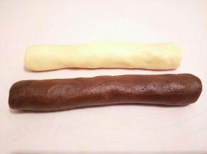  两个面团分别成圆柱形