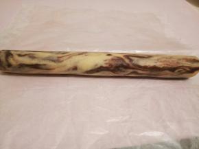 两个面团叠在一起，用手反复的揉捏几次，使面团互相混合，将面团用油纸或保鲜膜包好，放入冰箱冷冻，冷冻35分钟左右，直到面团变得坚硬