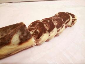 取出变硬的面团，用刀切成0.3CM厚的片。