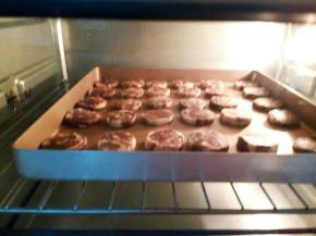 烤箱预热10分钟，中层，上下火180度，烤20分钟