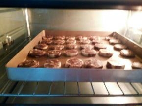 烤箱预热10分钟，中层，上下火180度，烤20分钟