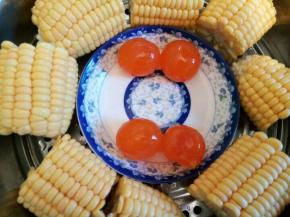 甜玉米切成段，生咸鸭蛋黄稍微撒几滴白酒，去腥，一起放高压锅压熟，