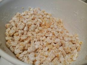 玉米粒加入玉米淀粉，让每一粒都均匀都裹上，