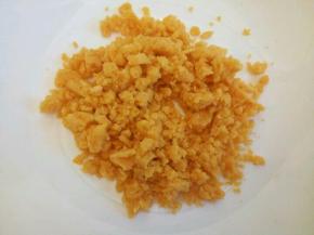 蒸熟的蛋黄，用刀背把它一点点碾碎，再剁细一点，