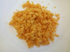 蒸熟的蛋黄，用刀背把它一点点碾碎，再剁细一点，