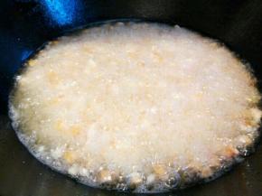 锅里放油，放一粒玉米粒试一下，放下去马上浮起，说明油温可以了.裹好的玉米粒，过筛一下，放下去油炸，等玉米淀粉定型以后，用铲子轻轻推动，玉米粒变黄，浮起，就可以捞出，（因为玉米粒是整粒的，炸的时候小心玉米粒炸开，）