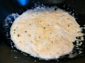  锅里放一点油，倒入咸蛋黄，大火翻炒，等咸蛋黄完全炒散，