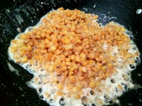 放炸好的玉米粒，翻炒均匀就可以！