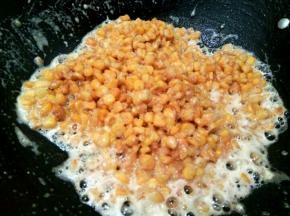 放炸好的玉米粒，翻炒均匀就可以！