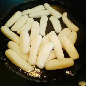 锅中加入适量水大火烧开，把年糕倒入，煮软即可。