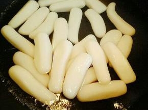 锅中加入适量水大火烧开，把年糕倒入，煮软即可。