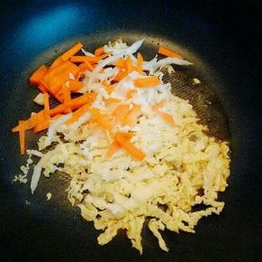 平底锅中加入适量油，油温7成时加入切好的蔬菜煸炒。