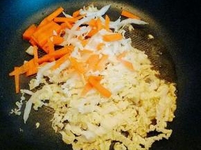 平底锅中加入适量油，油温7成时加入切好的蔬菜煸炒。