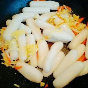 加入煮好的年糕。