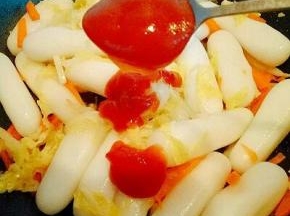 加番茄酱(番茄酱的量可以根据个人喜欢加)