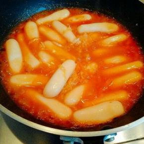 加入没过年糕的水，大火烧开，直到汤汁黏稠即可。品尝一下味道，如果觉得味道不够，可以加入盐和糖调味。