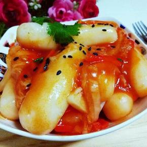 出锅，装盘，撒上熟黑芝麻，装盘，撒上熟黑芝麻，点缀香菜。