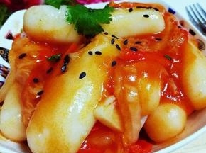 出锅，装盘，撒上熟黑芝麻，装盘，撒上熟黑芝麻，点缀香菜。