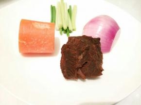 材料准备好，牛肉是上次自己卤的，可以看以前的菜谱，