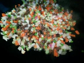 油热，下材料翻炒，