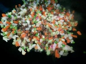 油热，下材料翻炒，