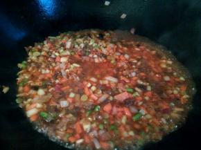 炒至香味出来了，就可以加辣椒酱(加了自己做的辣椒酱，也可以放一勺郫县豆瓣酱)，炒一下，调味