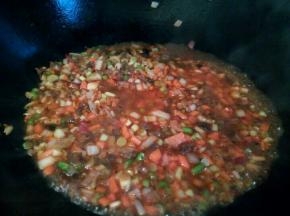 炒至香味出来了，就可以加辣椒酱(加了自己做的辣椒酱，也可以放一勺郫县豆瓣酱)，炒一下，调味