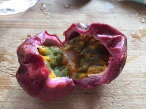 百香果，取出里面的汁水；