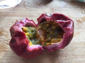 百香果，取出里面的汁水；