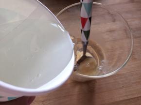 蜂蜜，加入40、50度左右的水，搅拌均匀，蜂蜜水，待用；