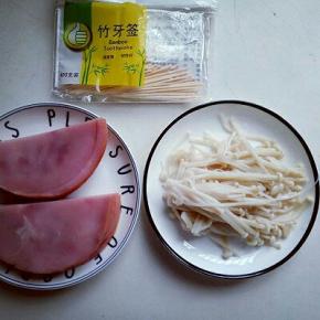 火腿一切二，准备开始卷。