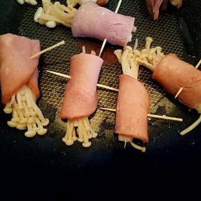 不找锅中加入适量玉米油，有的量可以根据个人习惯，我是少油版，中小火煎2-3分钟即可。