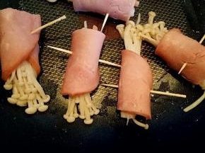 不找锅中加入适量玉米油，有的量可以根据个人习惯，我是少油版，中小火煎2-3分钟即可。